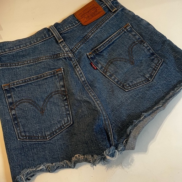 Levis Ribcage High Waisted Sz 26 Jean Shorts Premium Raw Hem Button Fly - Picture 4 of 10